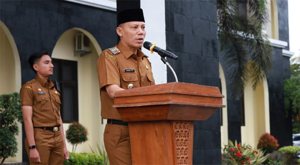 Sabar AS memimpin apel pagi perdana dalam kapasitasnya sebagai Bupati Pasaman, Senin (6/11/2023).