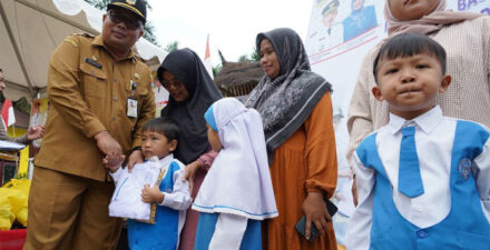 Lagi, Pemkab Solsel Serahkan Seragam Sekolah Gratis