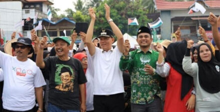 TEKS FOTO: Plt Bupati Pasaman, Sabar AS, hadir dalam Gerak Jalan Hari Santri bersama para santri dan masyarakat NU di Kecamatan Padang Gelugur pada Selasa (7/11/2023).