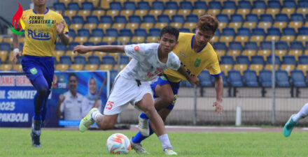 Pemain sepakbola Sumbar saat merebut si kulit bundar dengan tim Riau pada laga final, Selasa 14 November 2023. (ist)