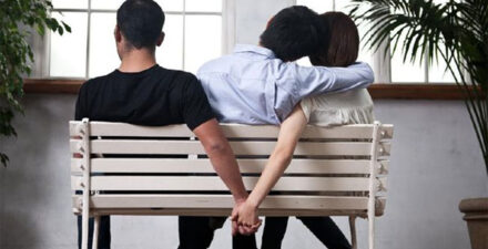 Suami Terkejut Saat Menemukan Istri Selingkuh dengan Pria Tua, Bahkan Hamil