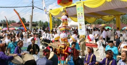 Kafilah MTQ Kota Pariaman Tampil Memukau Pawai Ta’aruf Pembukaan MTQ Tingkat Sumbar 2023