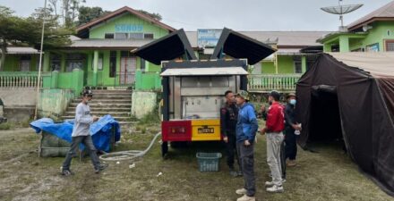Sinergi dan Solidaritas: Polda Sumbar Salurkan Bantuan Melalui Dapur Umum bagi Korban Erupsi Gunung Marapi