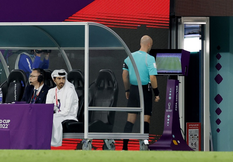 Ilustrasi penggunaan VAR di pertandingan sepakbola.