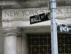 Wall Street Melemah Akibat Isu Ketenagakerjaan dan Tekanan Saham Megacaps