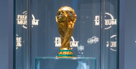 Trofi Piala Dunia dipajang di Museum FIFA.
