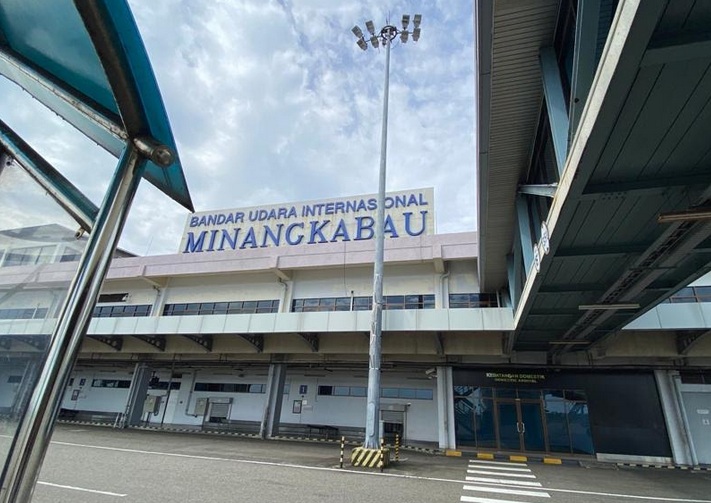 Operasional bandara minangkabau tidak terganggu erupsi gunung marapi.