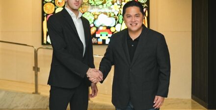 Justin Hubner bersama Ketua Umum PSSI Erick Thohir.