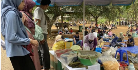 Pedagang di Taman Margasatwa Ragunan.