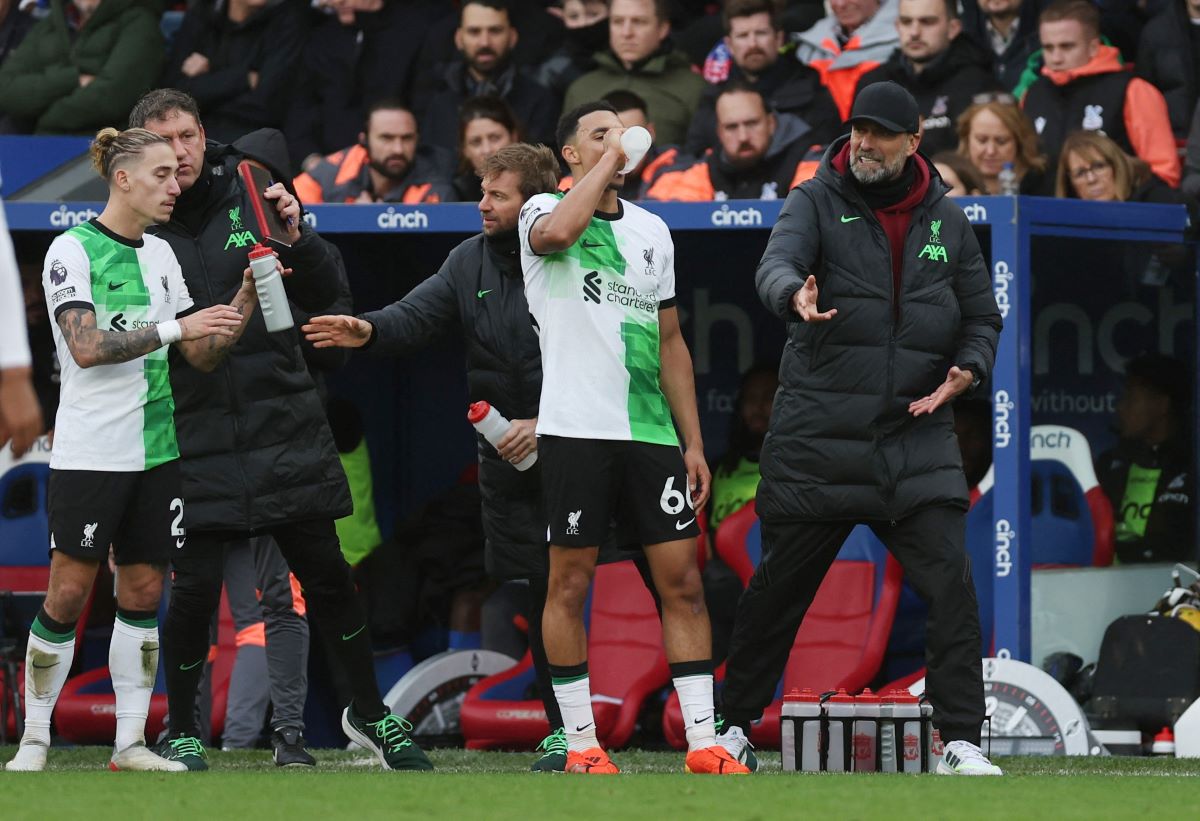 Jurgen Klopp memberi instruksi kepada pemain Liverpool di laga kontra Crystal Palace.
