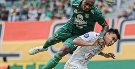 Laga Persebaya Surabaya vs Persebaya Surabaya.
