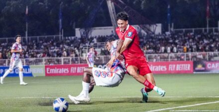 Kondisi lapangan di Stadion Rizal Memorial, Manila, Filipina, disamakan seperti aspal jalan raya.
