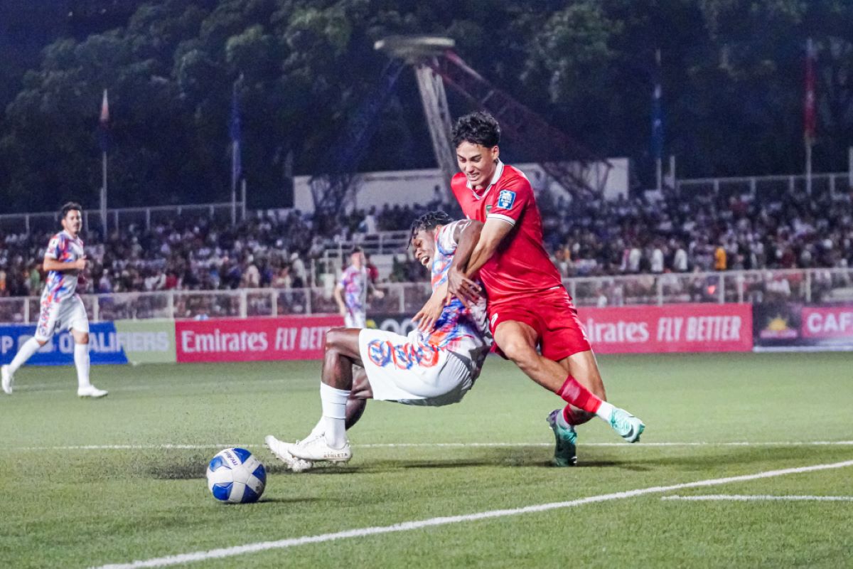 Kondisi lapangan di Stadion Rizal Memorial, Manila, Filipina, disamakan seperti aspal jalan raya.