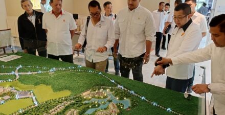 Menpora Dito Ariotedjo bersama Ketum POBSI Hary Tanoesoedibjo.