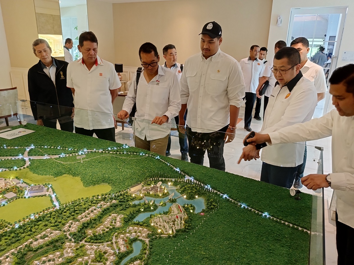 Menpora Dito Ariotedjo bersama Ketum POBSI Hary Tanoesoedibjo.