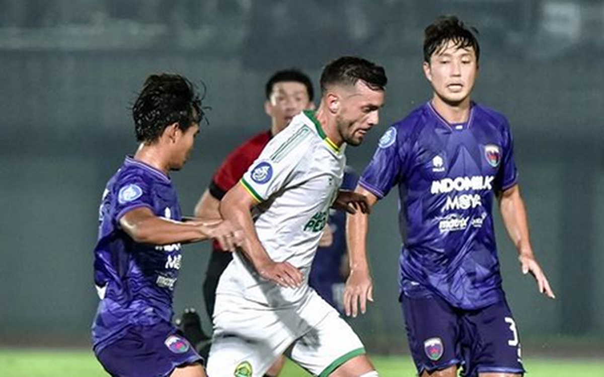 Wasit Jepang memimpin jalannya laga Persikabo 1973 kontra Persita Tangerang di Liga 1 2023-2024.