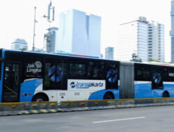TransJakarta Ingatkan Larangan Pemasangan Stiker Caleg di Fasilitas Umum