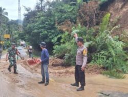 Kecelakaan Terhindari, Jalan Raya Dibersihkan dari Longsor