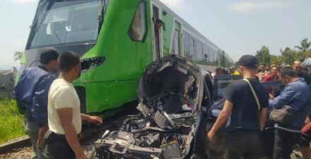 Kereta Feeder Whoost Tabrak Mobil.