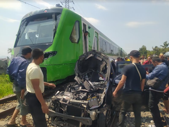Kereta Feeder Whoost Tabrak Mobil.