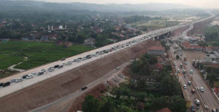 Jalan tol terpanjang di Indonesia.