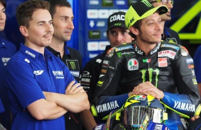 Jorge Lorenzo dan Valentino Rossi kala masih balapan di MotoGP.