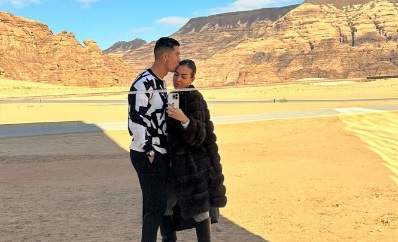 Cristiano Ronaldo dan Geogrina Rodriguez saat mengunjungi Al Ula.