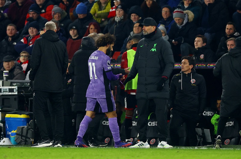 Manchester - Legenda Manchester United, Dimitar Berbatov, memberikan peringatan kepada tim junior Liverpool bahwa mereka tidak akan menghadapi pertandingan yang mudah menjelang laga pekan ke-17 Liga Inggris 2023-2024. Berbatov menekankan bahwa dengan kehadiran Mohamed Salah dan Jurgen Klopp, The Reds dianggap lebih superior. Sebelum laga tandang ke markas Liverpool di Stadion Anfield pada Minggu (17/12/2023) pukul 23.30 WIB, Berbatov menyatakan ketidakpercayaannya terhadap kemungkinan mantan timnya mencuri kemenangan. Pria asal Bulgaria tersebut menyoroti keberadaan Salah sebagai senjata utama Liverpool. Ia juga menekankan peran Jurgen Klopp sebagai pelatih yang memahami timnya dengan baik. Berbatov memprediksi bahwa tuan rumah akan menyerang dengan intensitas tinggi sejak menit awal pertandingan. "Cara dia bermain sepak bola dan kontribusinya bagi tim sangat baik, ditambah dengan kehadiran pelatih yang memahami tim sepertinya Jurgen Klopp, maka hasil positif akan tercipta,” tambah mantan penyerang Tottenham Hotspur itu. Lebih lanjut, Berbatov memperkirakan bahwa Man United akan mengalami kesulitan untuk mencetak gol ke gawang Liverpool dalam pertandingan tersebut. Ia menilai bahwa anak asuh Klopp memiliki pertahanan yang solid, dihuni oleh pemain-pemain terbaik. “Man United biasanya mencetak gol ketika lawan perlu mencetak gol untuk meraih hasil. Namun, dalam dua pertandingan terakhir, Man United belum mampu mencetak gol. Sekarang mereka akan menghadapi Liverpool, yang memiliki Virgil van Dijk, Trent Alexander-Arnold, dan Alisson. Mereka memiliki pertahanan kelas dunia,” jelas Berbatov. “Saya berharap melihat Man United mendapatkan lebih banyak peluang mencetak gol. Saya ingin mengatakan bahwa Man United akan mencetak gol, tetapi menurut saya, mungkin kali ini akan terlalu sulit bagi mereka,” tambahnya. Liverpool saat ini menempati posisi pertama dengan 37 poin. Mereka hanya unggul satu poin dari Arsenal yang berada di posisi kedua, dan dua poin dari Aston Villa di posisi ketiga. Sementara itu, Manchester United terus berjuang untuk masuk ke empat besar klasemen Liga Inggris.