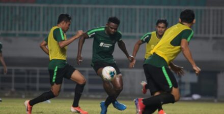 Osas Saha kala membela Timnas Indonesia.