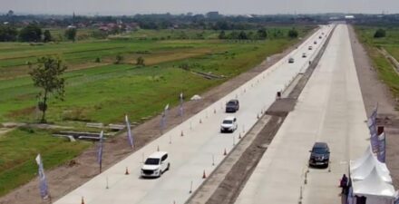 Tarif jalan tol dari Jakarta ke Surabaya.