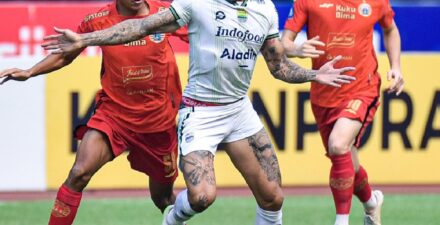 Duel Persija Jakarta vs Persib Bandung di Liga 1 2023-2024.