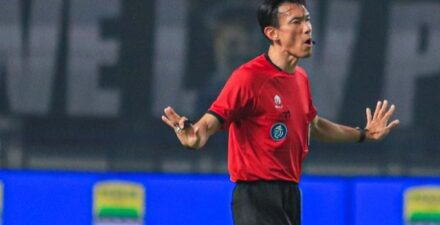 Wasit asal Jepang, Futoshi Nakamura memimpin pertandingan antara Persib Bandung vs Persik Kediri.