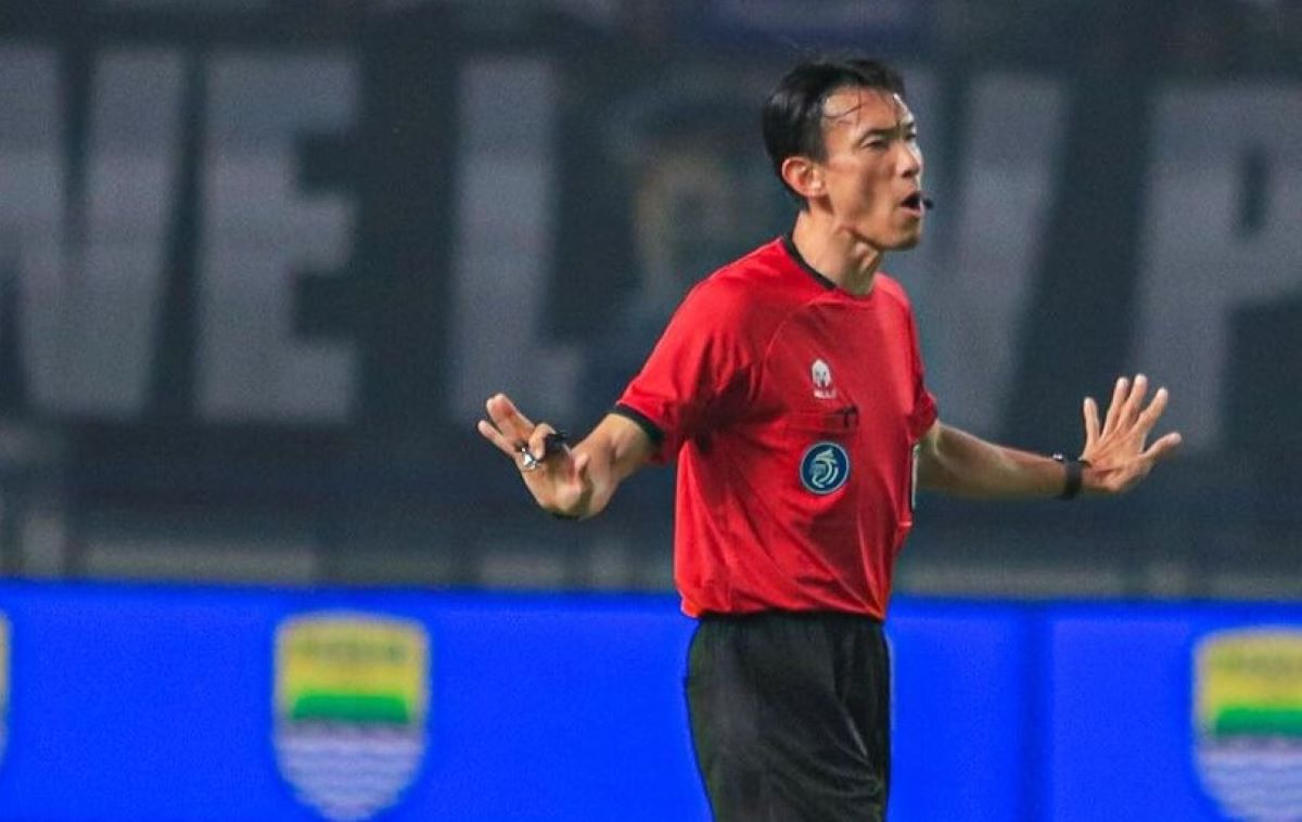 Wasit asal Jepang, Futoshi Nakamura memimpin pertandingan antara Persib Bandung vs Persik Kediri.