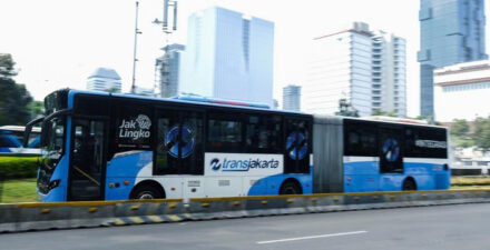 TransJakarta Ingatkan Larangan Pemasangan Stiker Caleg di Fasilitas Umum