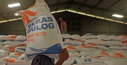 Stok beras bulog cukup untuk bansos.
