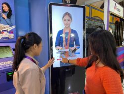 Teknologi AI Merambah Stasiun Kereta: Pramugari Jelita ‘Nilam’ Layani Pelanggan
