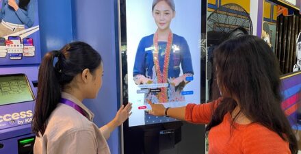 Pramugari Cantik versi AI di Stasiun.