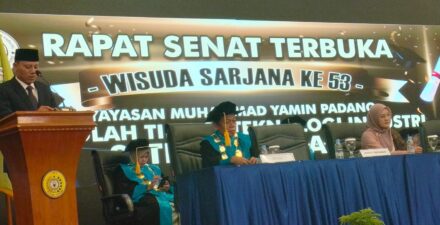 Bupati Pasaman Sabar AS memberikan orasi ilmiah pada rapat senat terbuka wisuda sarjana ke-53 STTIND Padang.