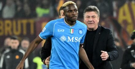 Pelatih Napoli, Walter Mazzarri, menjawab dengan ketus pertanyaan soal laga kontra AS Roma.