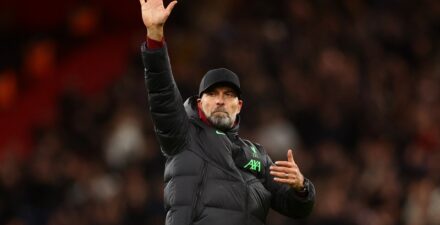 Pelatih Liverpool, Jurgen Klopp, menyapa suporter usai laga kontra Arsenal.