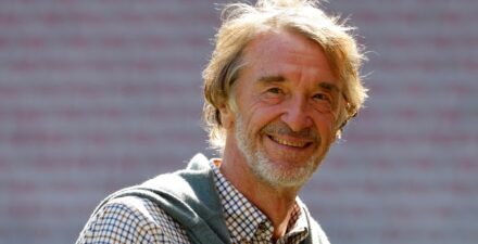 Sir Jim Ratcliffe resmi miliki saham di Manchester United.
