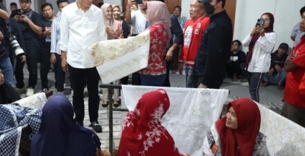 Ganjar Pranowo berdialog dengan pengusaha batik.