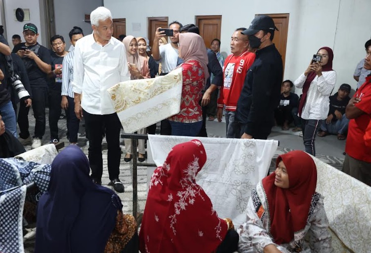 Ganjar Pranowo berdialog dengan pengusaha batik.