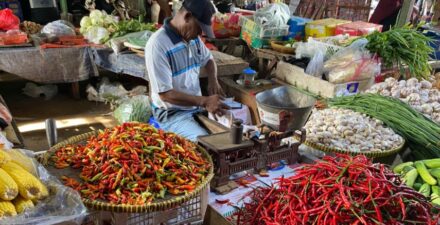 Caleg Partai Perindo Tukar Sampah dengan Sembako.