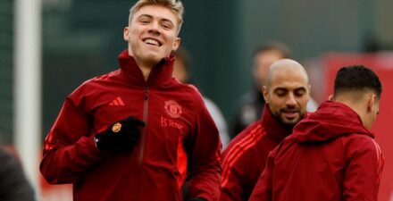 Rasmus Hojlund bawa Man United menang 3-2 atas Aston Villa di Liga Inggris 2023-2024.