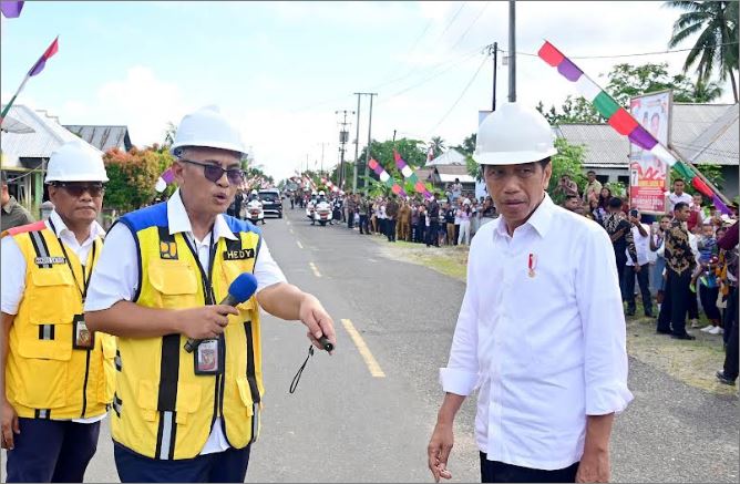 Presiden Jokowi Tinjau Jalan Lingkar Karakelang.