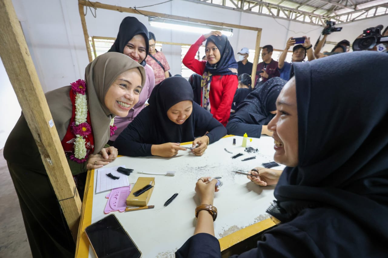 Atikoh Ganjar ke Pabrik Bulu Mata di Purworejo.