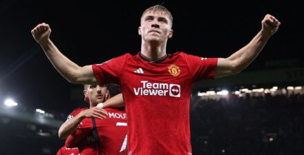 Rasmus Hojlund kala membela Manchester United.