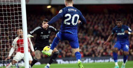 Momen kontroversi Jarrod Bowen sebelum Tomas Soucek cetak gol di laga Arsenal vs West Ham.
