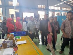 Siti Atikoh Supriyanti Sambangi Pabrik Wig, Perlihatkan Kedekatan dengan Pekerja
